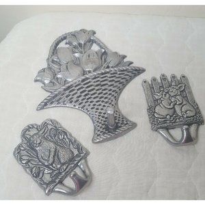 3 Carson Metal Hooks Hugging Pigs Bunny Flower Basket Farm Decor Vintage 1991